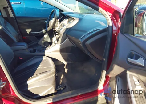 2014 Ford Focus Titanium z USA, uszkodzony, nr VIN 1FADP3J21EL409733